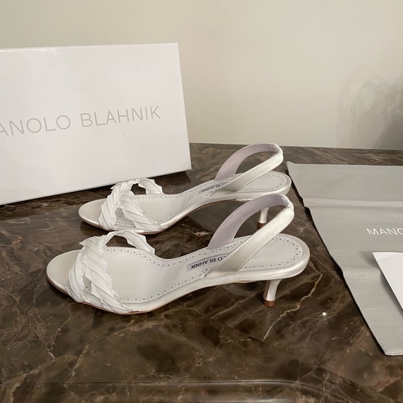 Manolo Blahnik Ligra 50MM Pleated Slingbacks Sandals in White Size 38 - Picture 7 of 10